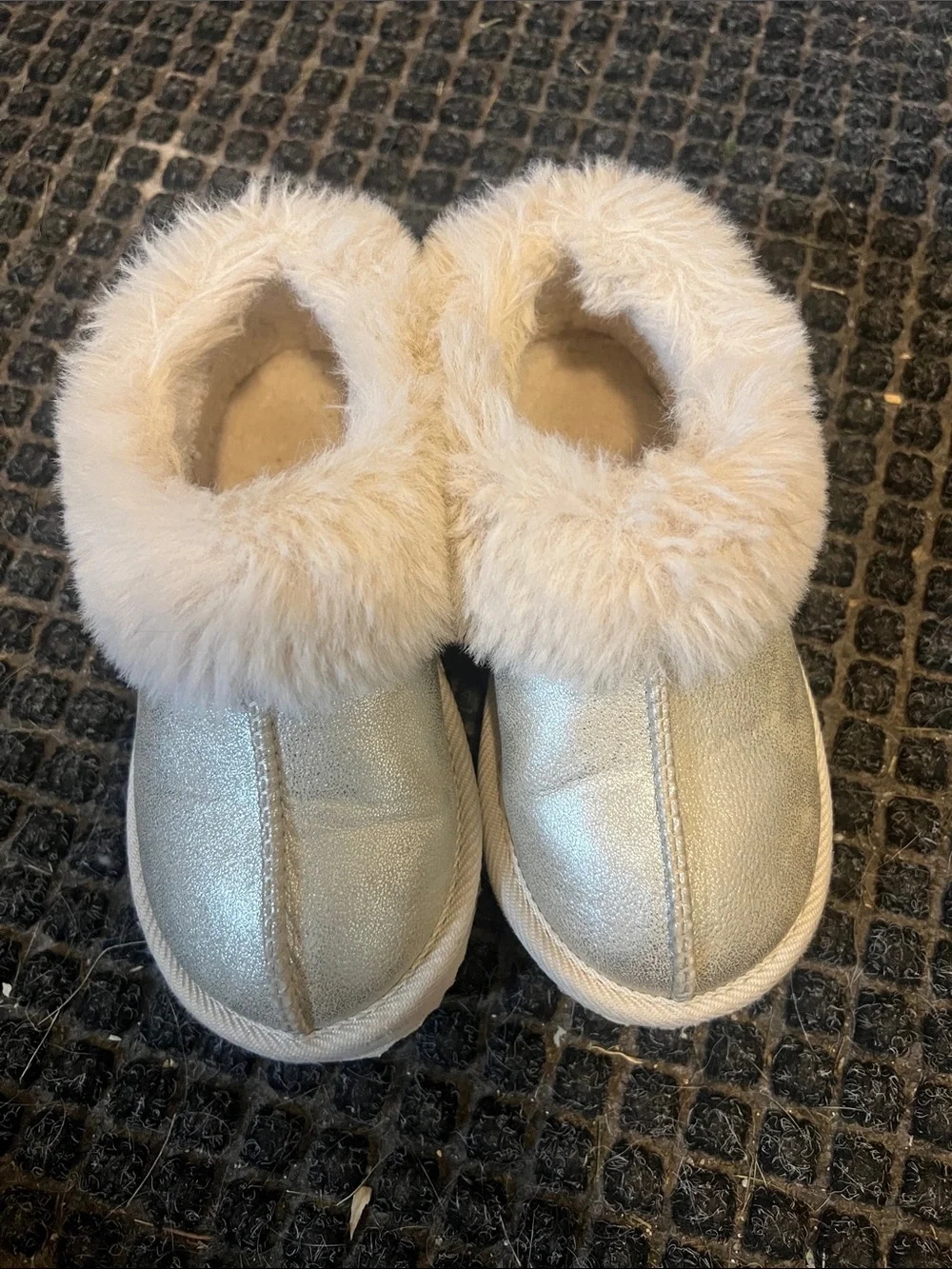 Cozy Metallic Faux Fur Lined Slippers - Silver